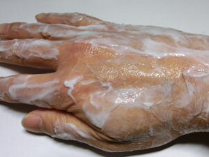 右手（塗布中）