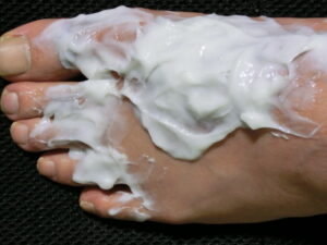 左足除毛クリーム塗布中）