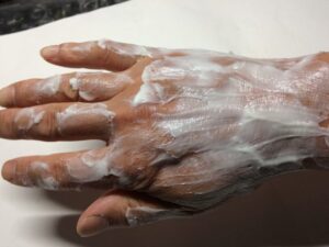 「MONOVOヘアリムーバークリーム」塗布中