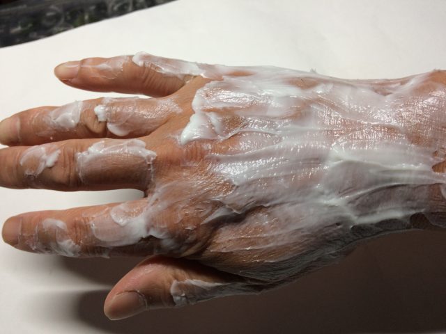 「MONOVOヘアリムーバークリーム」塗布中